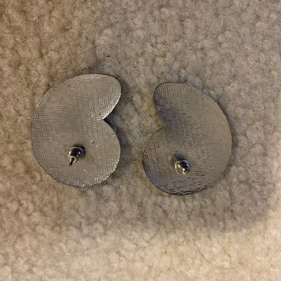 Metal nautilus shell pierced earrings - Picture 4 of 5